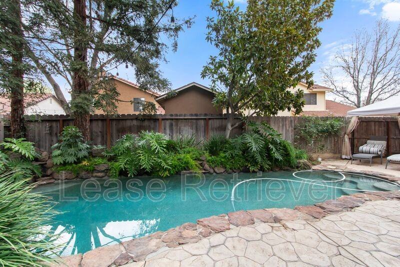 1921 Ridgemont Way - Photo 4 of 35