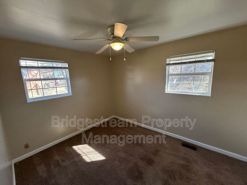 5476 Broomall St - Photo 6 of 7