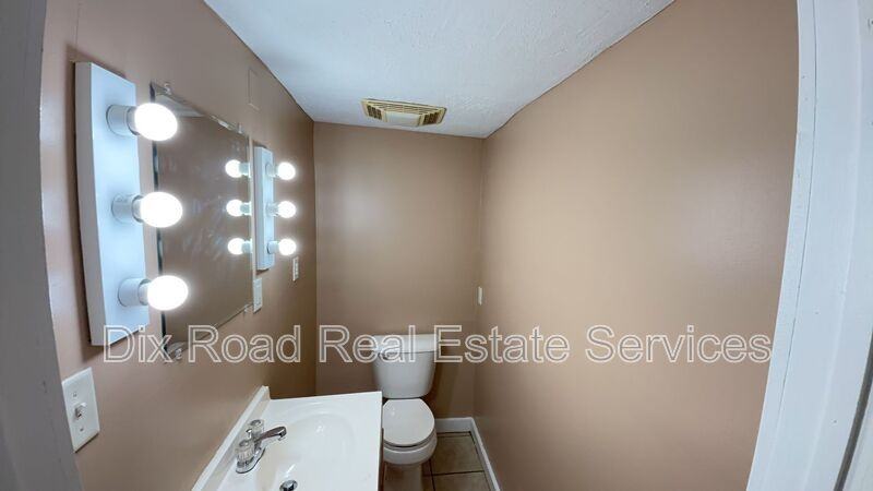 1007 Elwood St - Photo 7 of 23