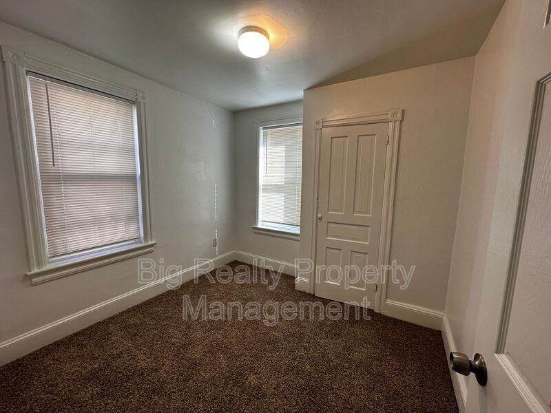 342 Valley Rd - Photo 4 of 11