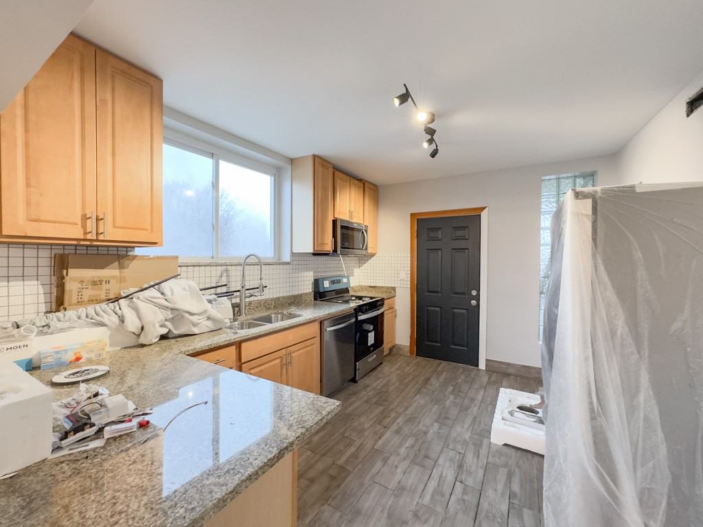 2617 W Rascher Ave #3 - Photo 2 of 21