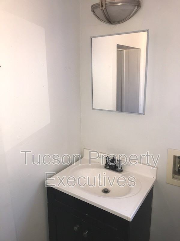 841 S 8th Ave - Photo 4 of 12