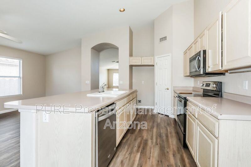 624 W Douglas Ave - Photo 4 of 18