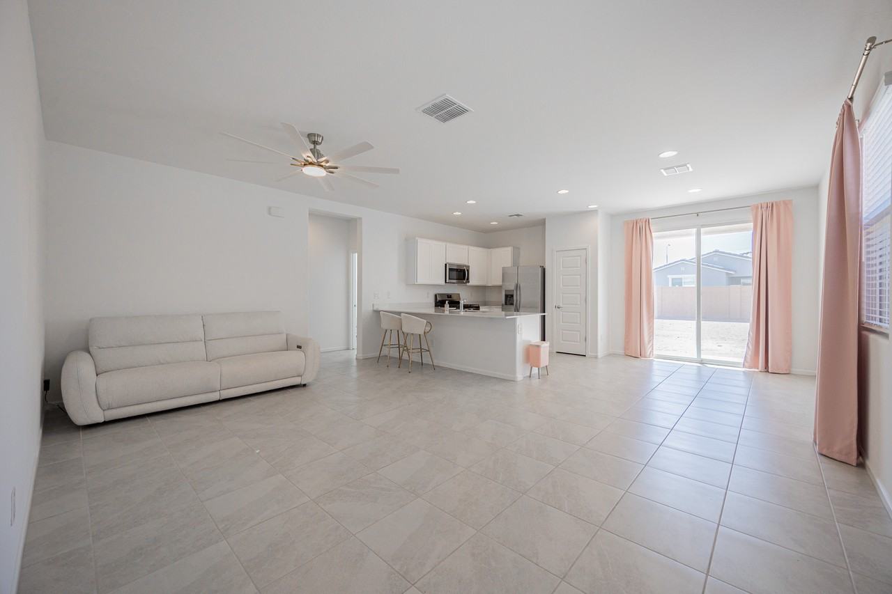 12503 W Parkway Ln - Photo 4 of 27