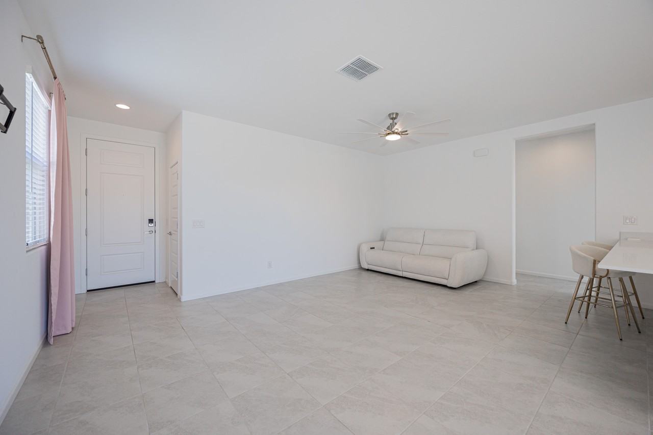 12503 W Parkway Ln - Photo 5 of 27