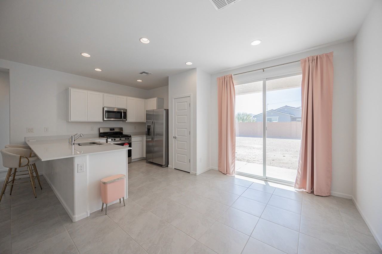 12503 W Parkway Ln - Photo 6 of 27