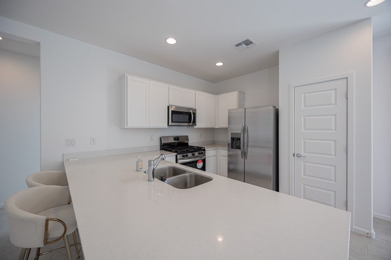 12503 W Parkway Ln - Photo 7 of 27