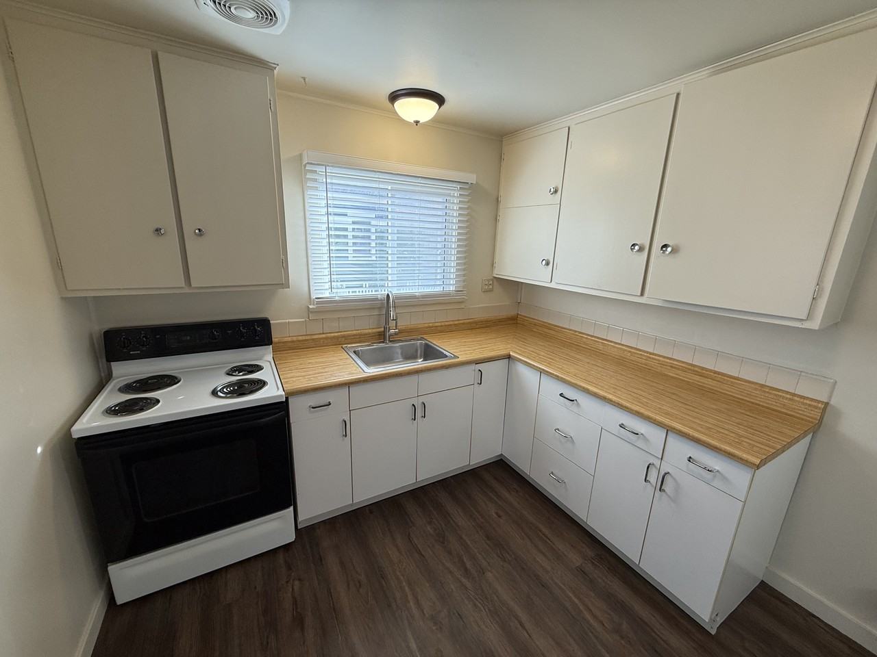 810 3rd Ave W - Photo 2 of 9