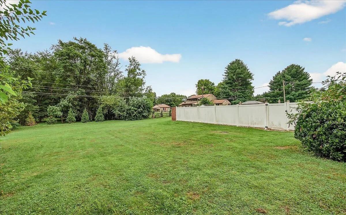 7203 Peekskill Dr - Photo 3 of 40