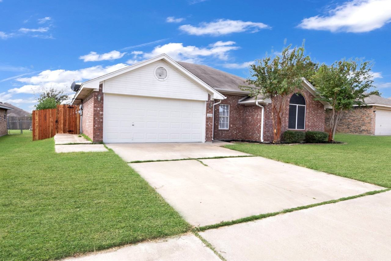 2108 Amethyst Dr - Photo 2 of 21