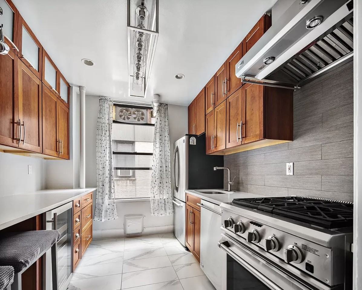 146 E 49th St #9C - Photo 2 of 10