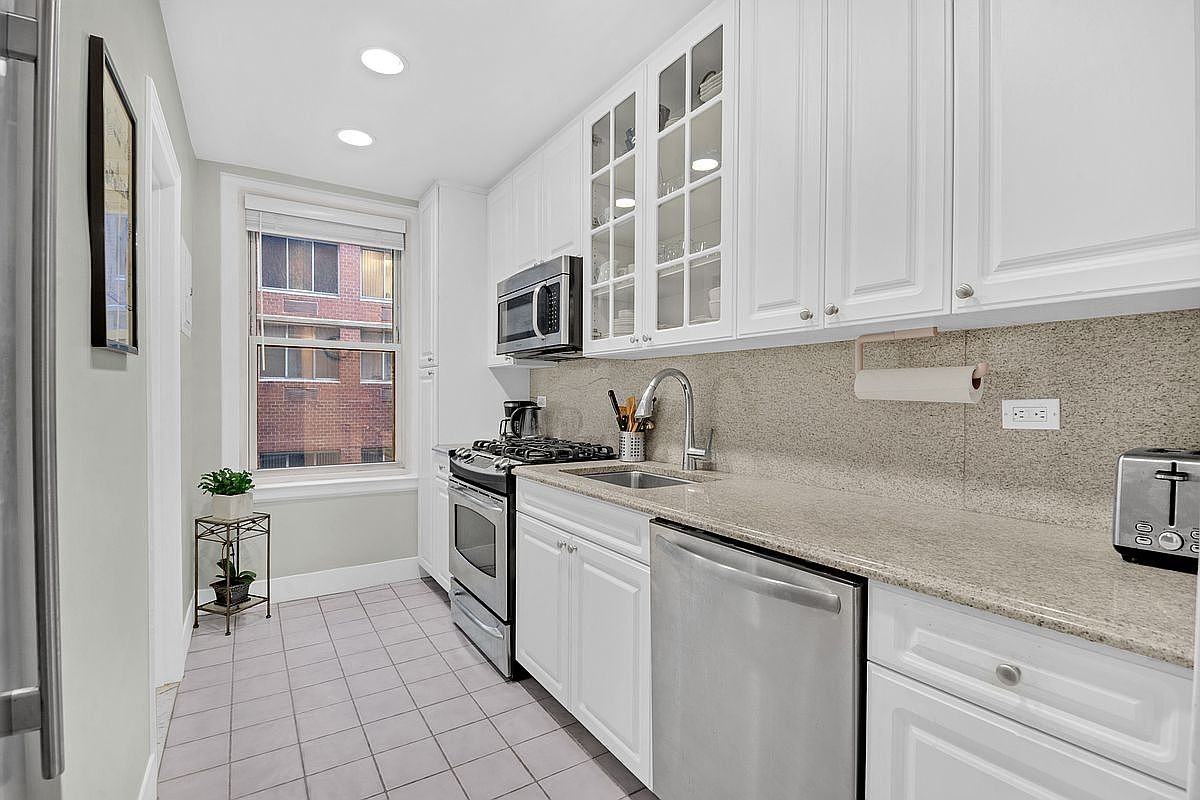 419 E 57th St #2E - Photo 5 of 7