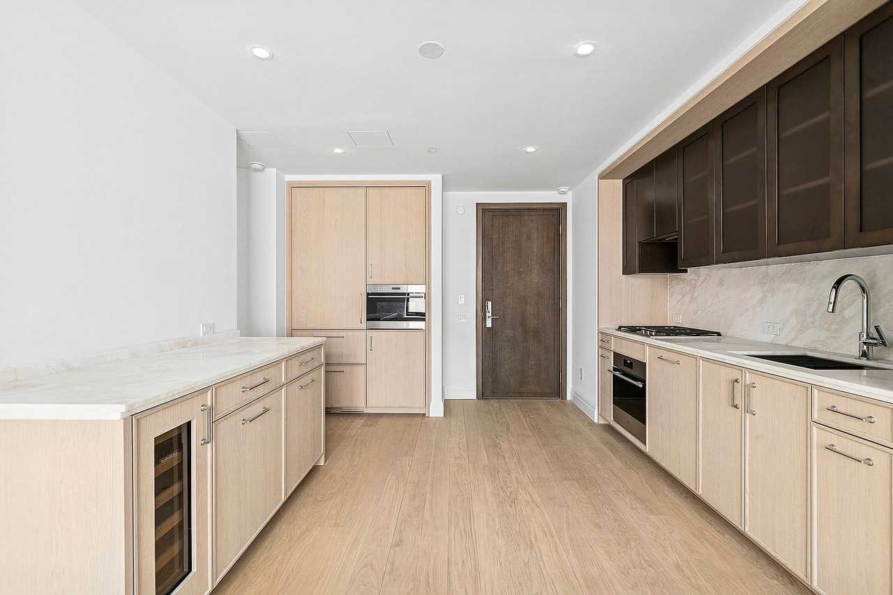 720 W End Ave #4L - Photo 2 of 7