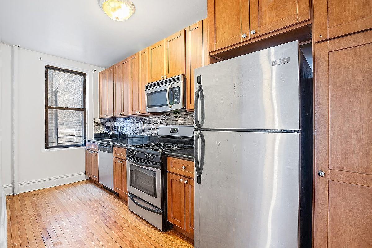 807 Riverside Dr #4H - Photo 5 of 15