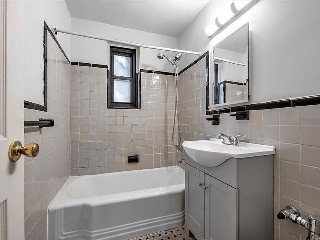 2821 Kings Hwy #1N - Photo 3 of 8