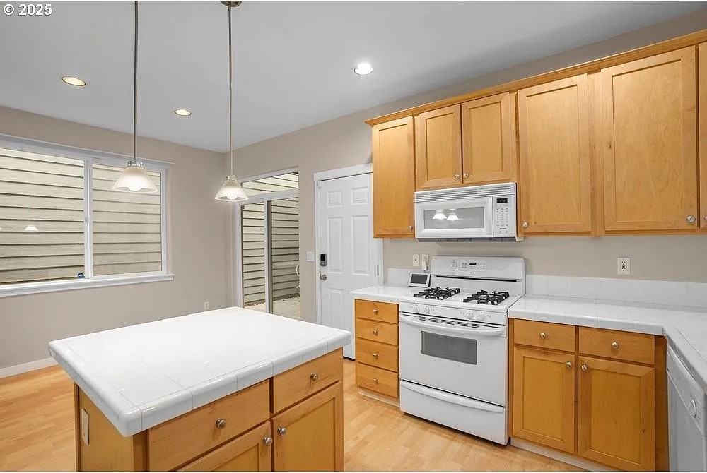 515 Ne Suttle Rd - Photo 3 of 15