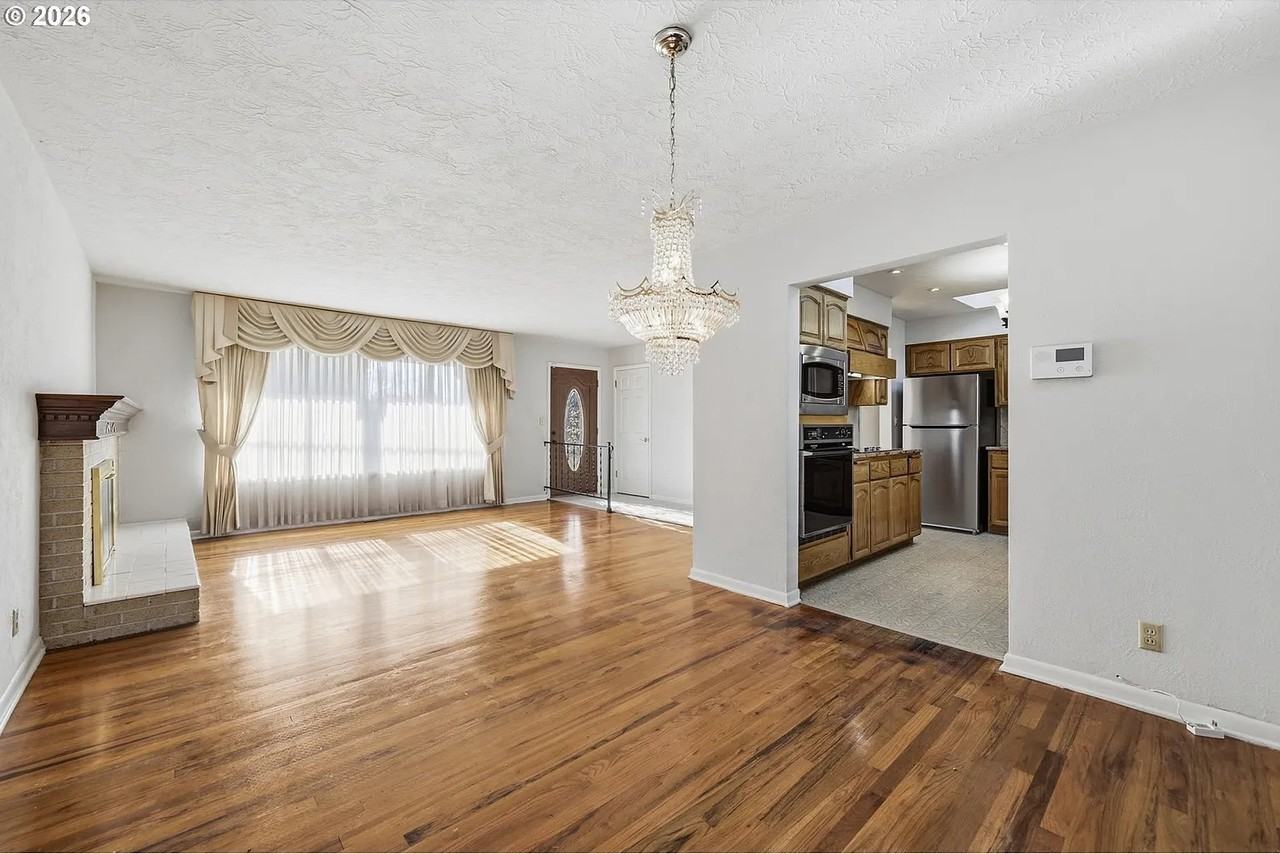 349 Greenfield Ave - Photo 4 of 21