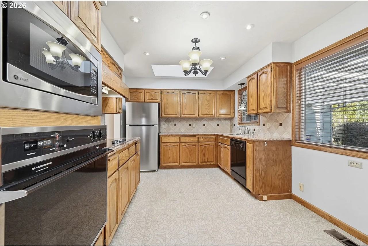 349 Greenfield Ave - Photo 5 of 21