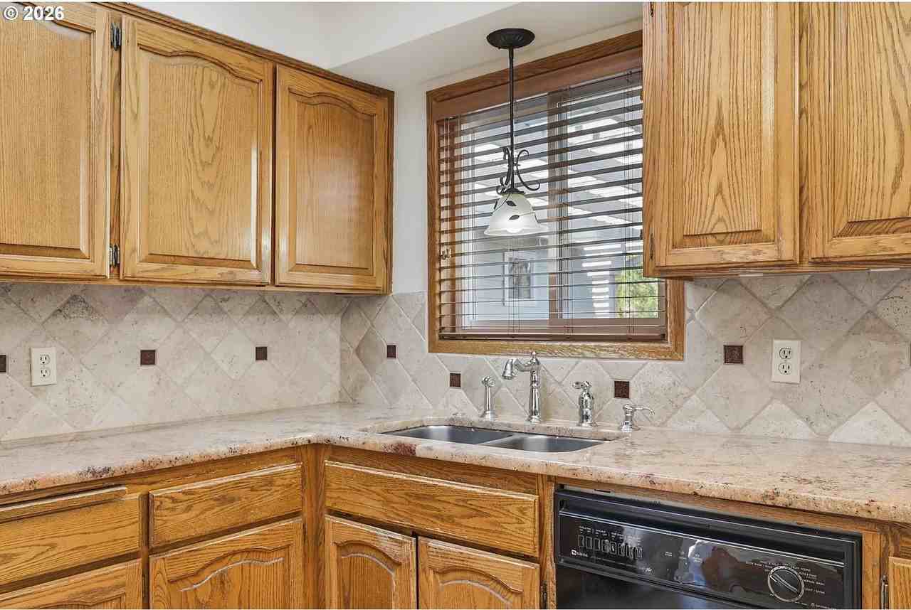 349 Greenfield Ave - Photo 6 of 21