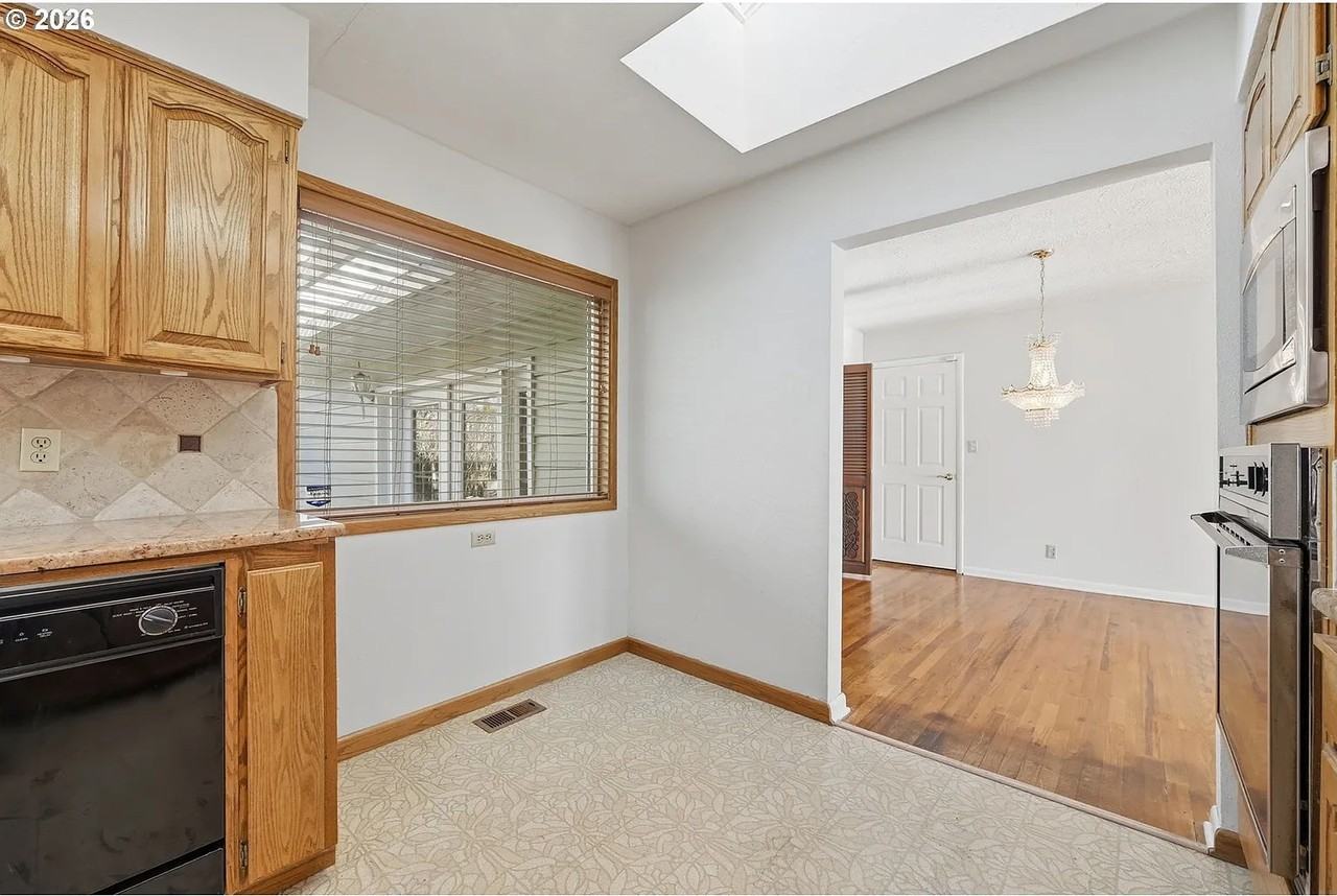 349 Greenfield Ave - Photo 7 of 21