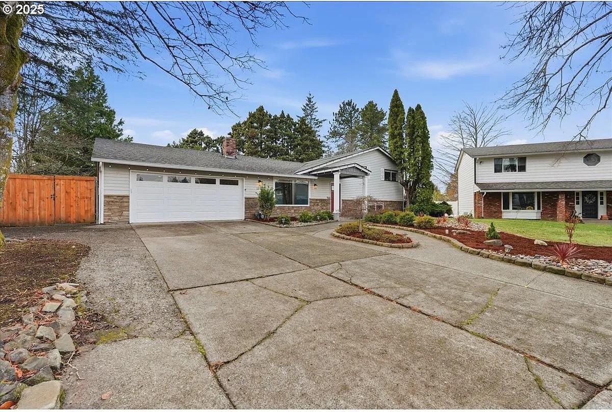 1371 Ne Barnes Ct - Photo 3 of 23