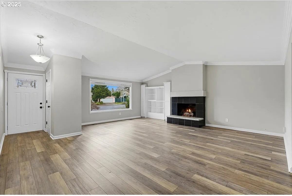 1371 Ne Barnes Ct - Photo 4 of 23