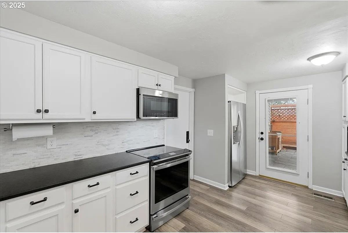 1371 Ne Barnes Ct - Photo 7 of 23