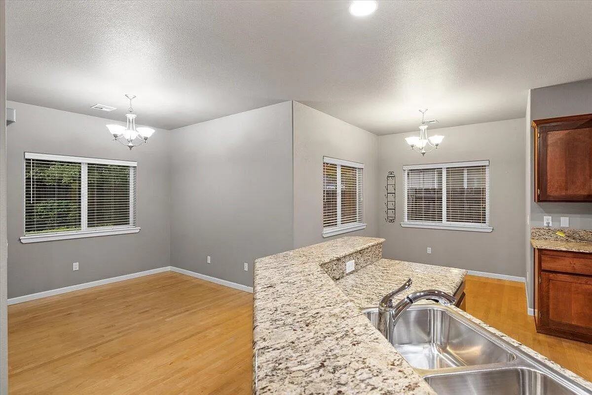 931 Highbury Dr - Photo 5 of 13