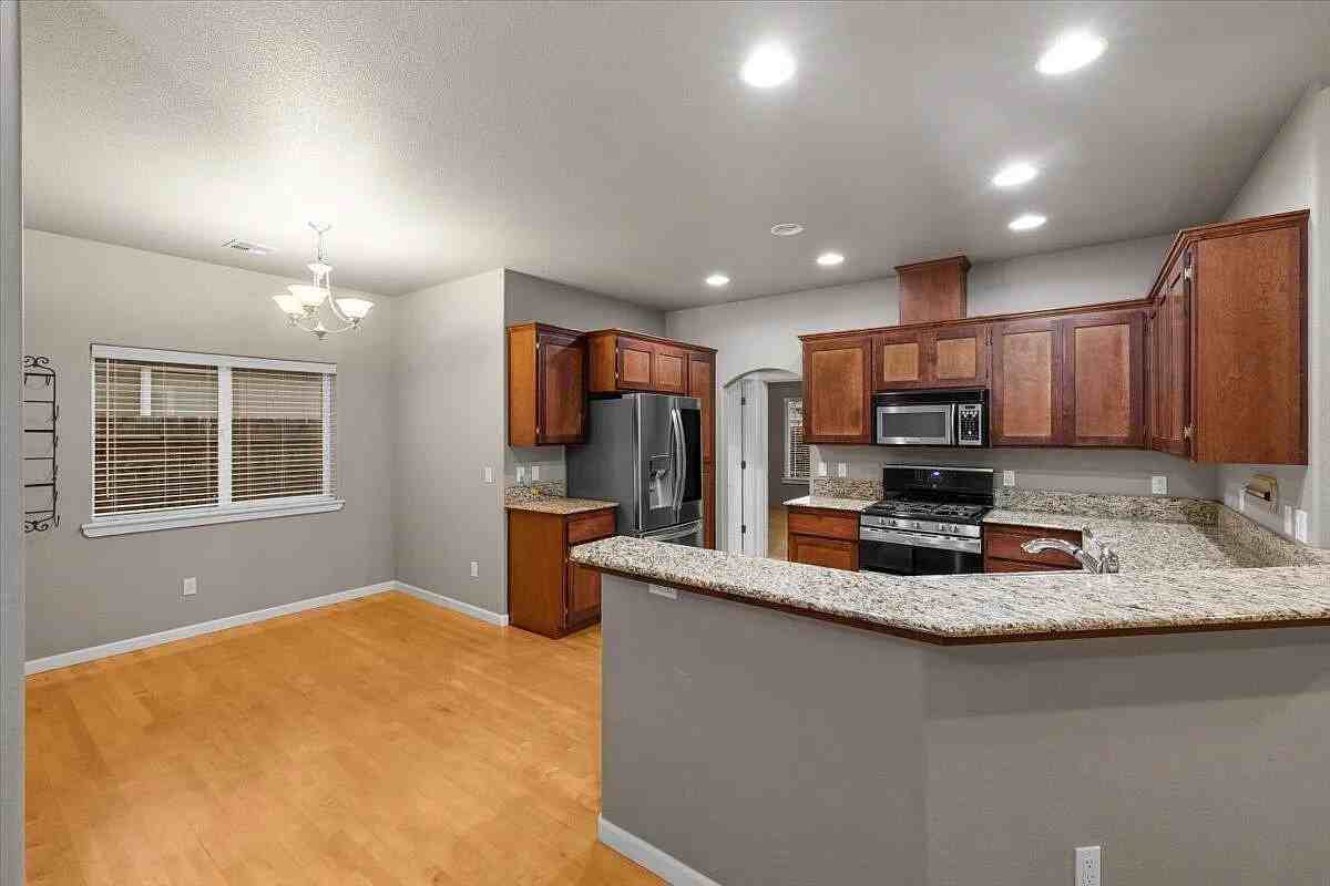 931 Highbury Dr - Photo 6 of 13