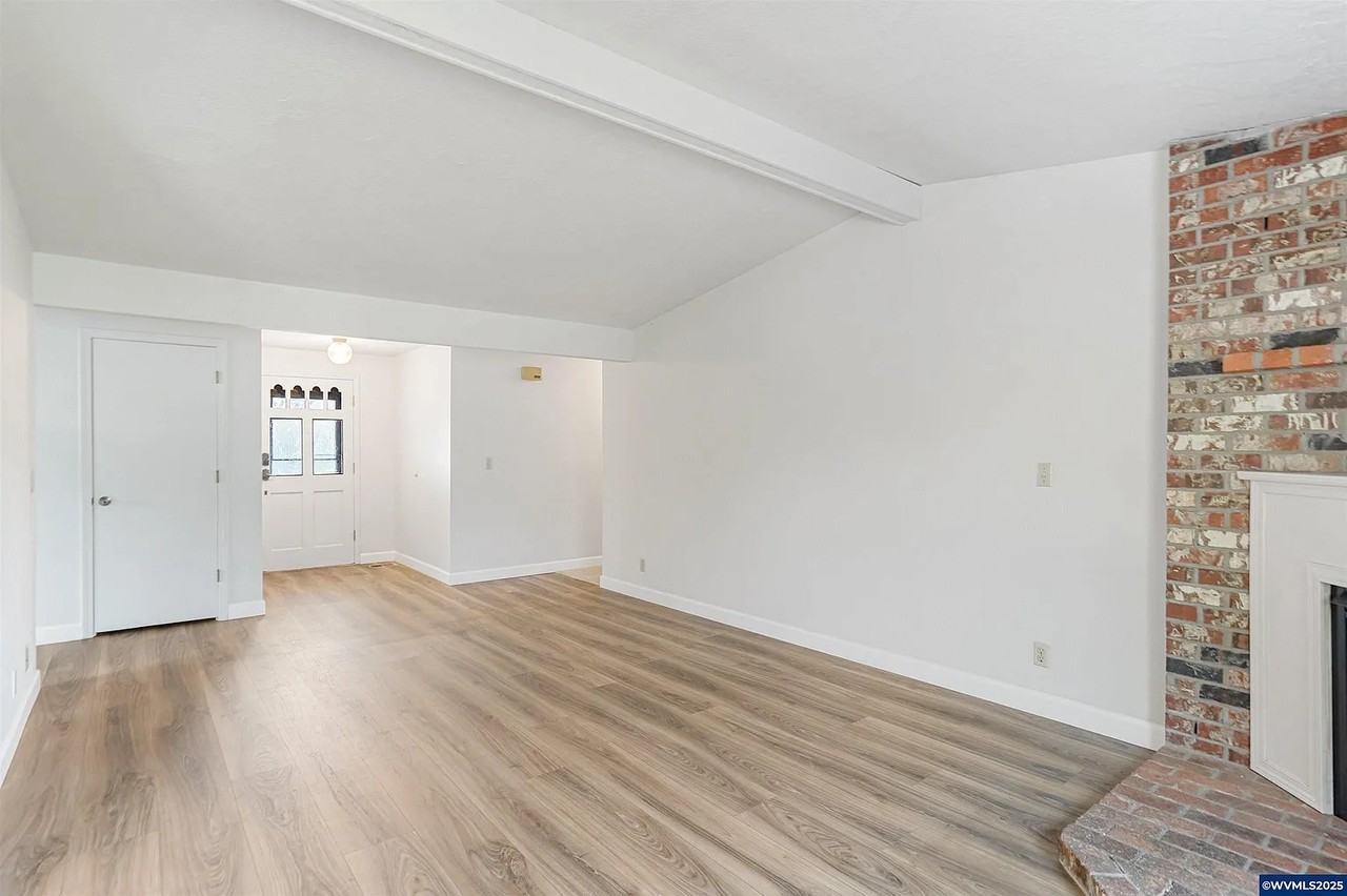 4561 Pullman Ct Se - Photo 4 of 17