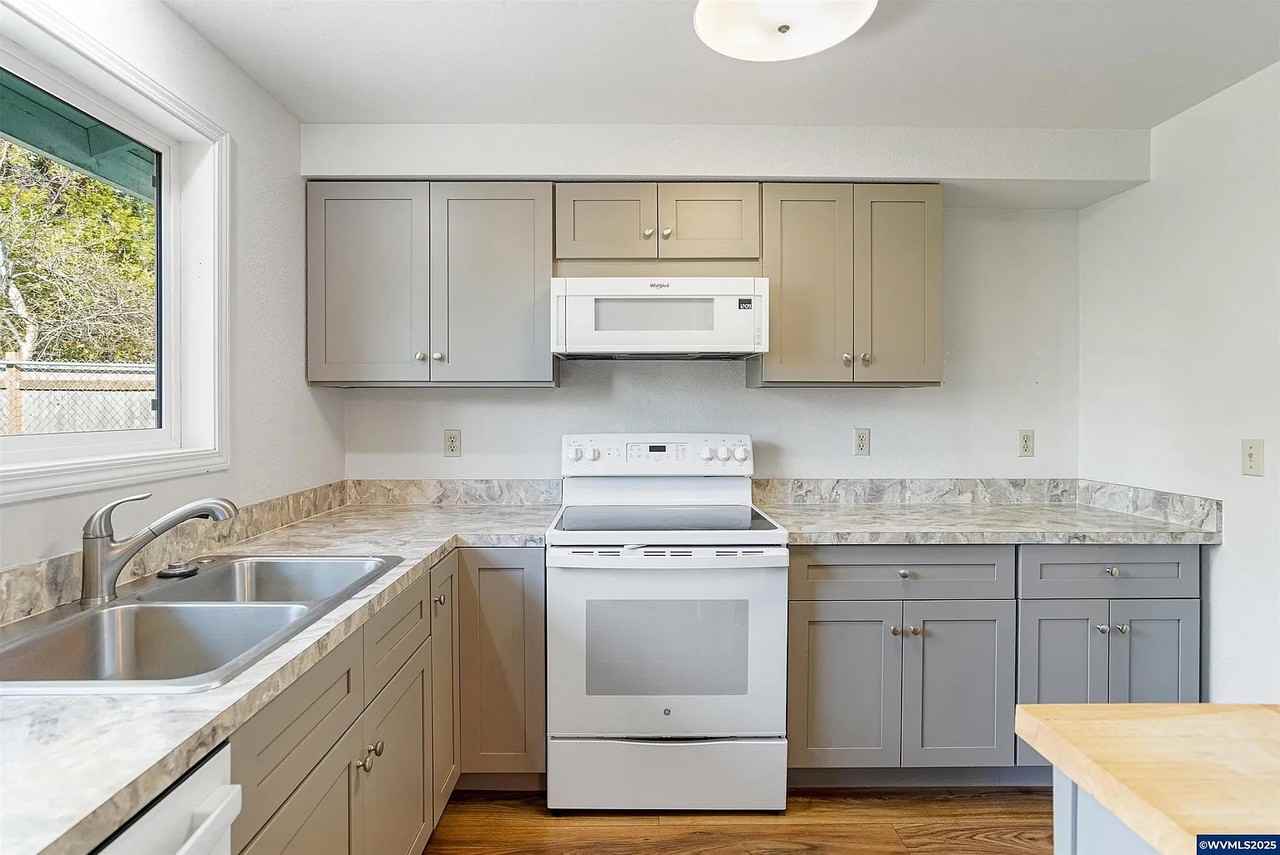 4561 Pullman Ct Se - Photo 6 of 17