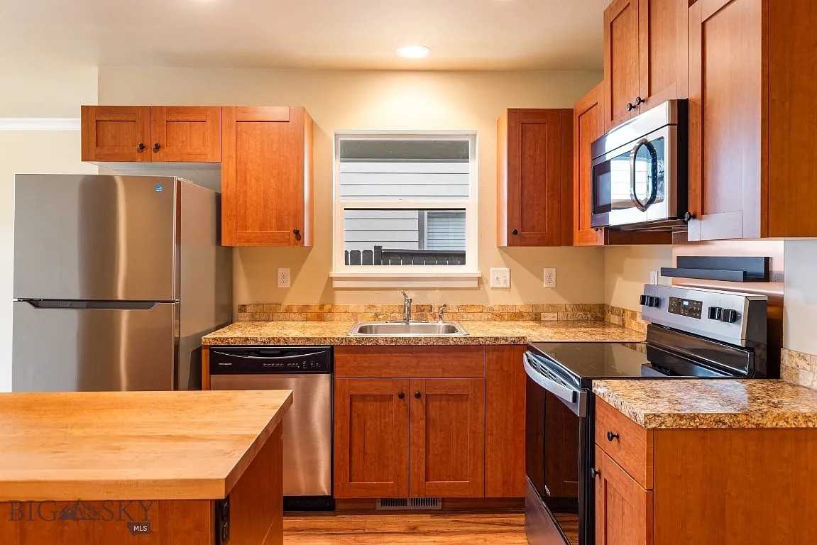 1086 Twin Lakes Ave - Photo 4 of 17