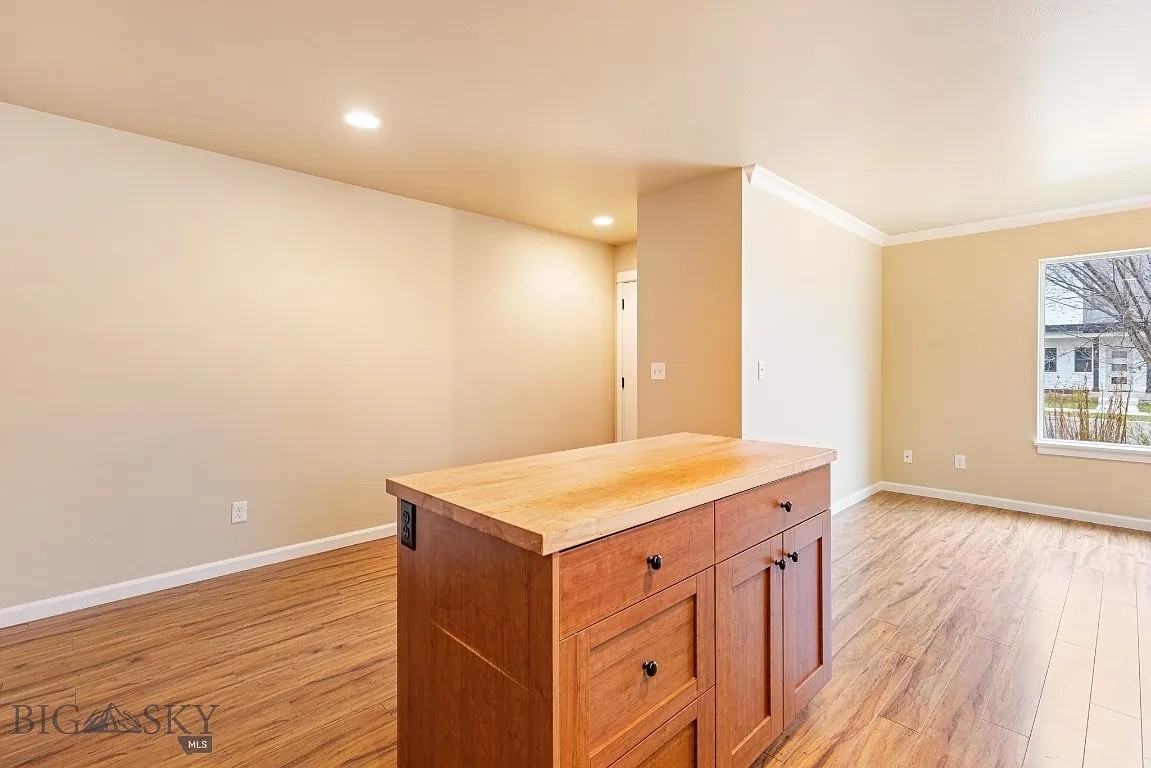 1086 Twin Lakes Ave - Photo 5 of 17