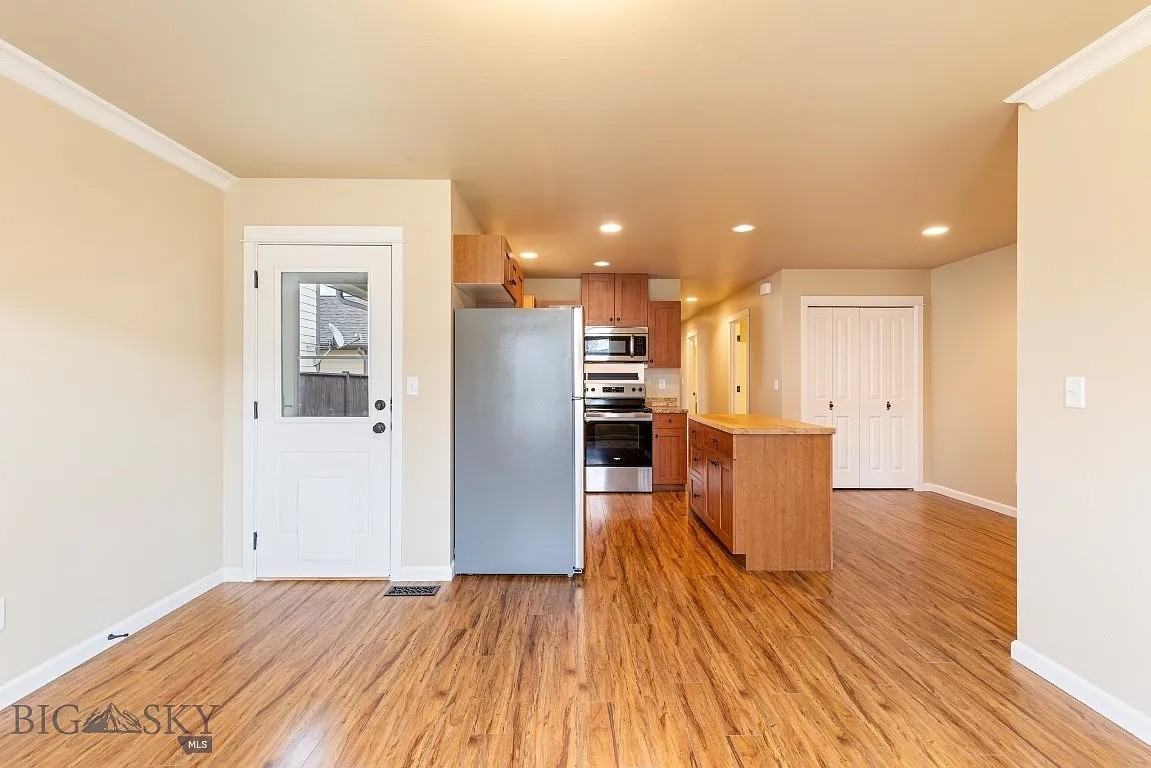 1086 Twin Lakes Ave - Photo 7 of 17