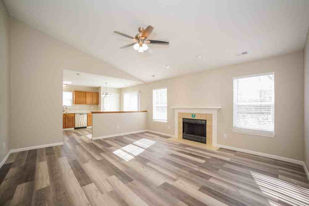 957 Country Ln - Photo 3 of 16