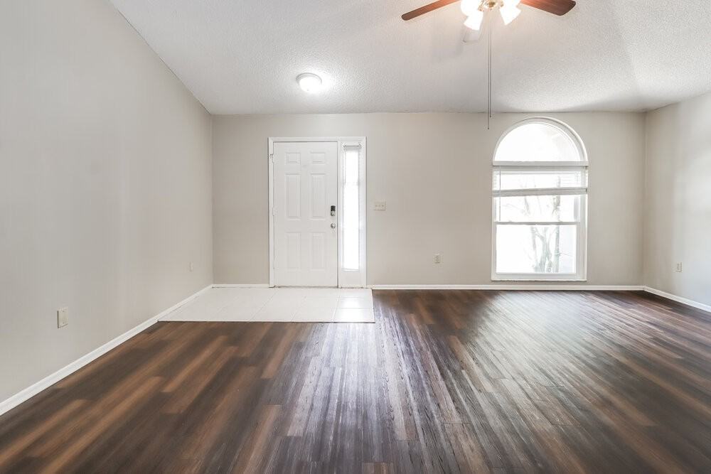 409 Benson St - Photo 4 of 16