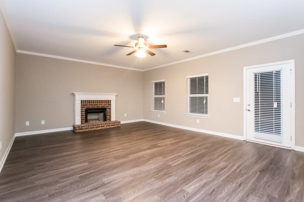 398 Fieldcrest Dr - Photo 4 of 17