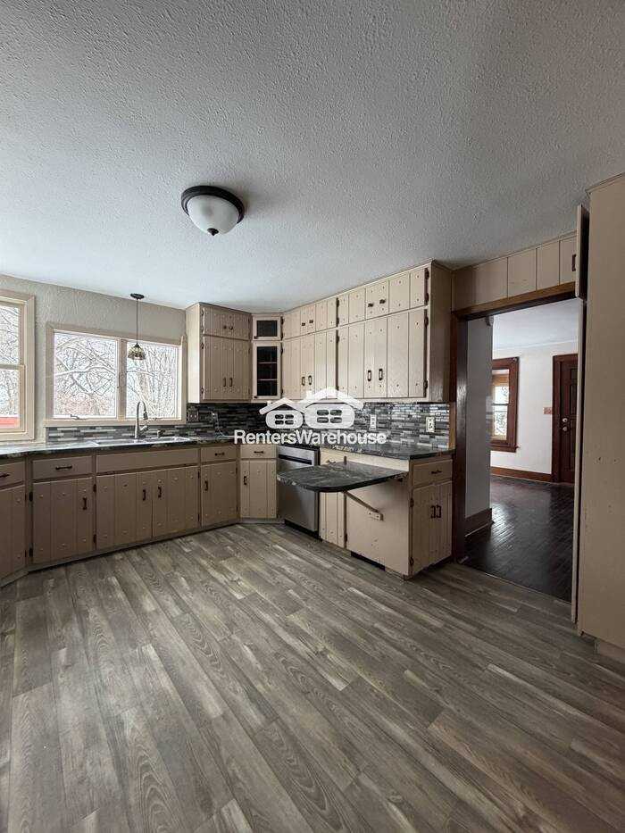 506 6th St W - Photo 2 of 18