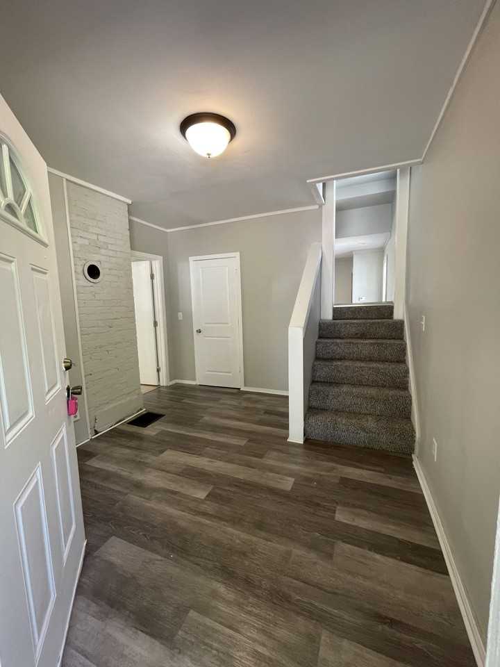 430 Wayne Ave #1 - Photo 3 of 5