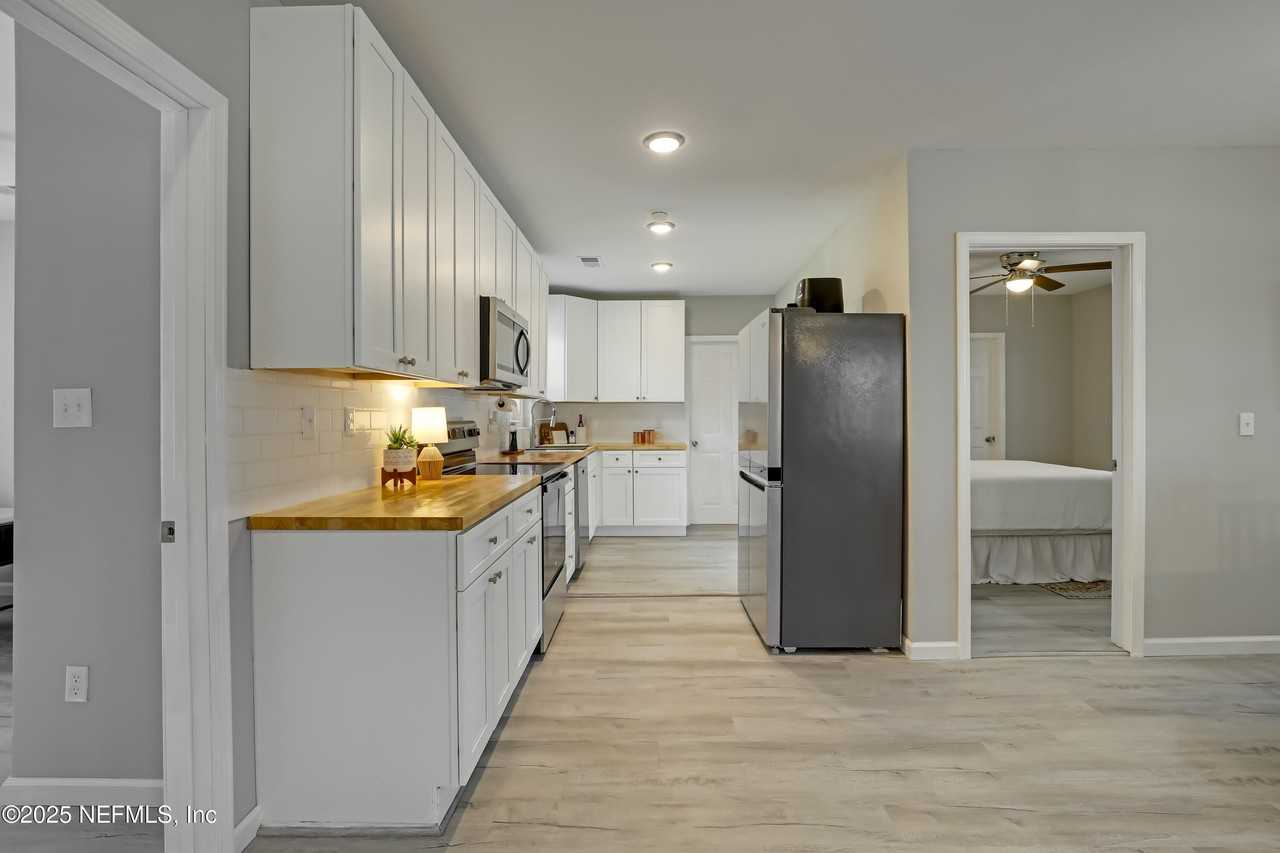 2908 Broadway Ave - Photo 2 of 34