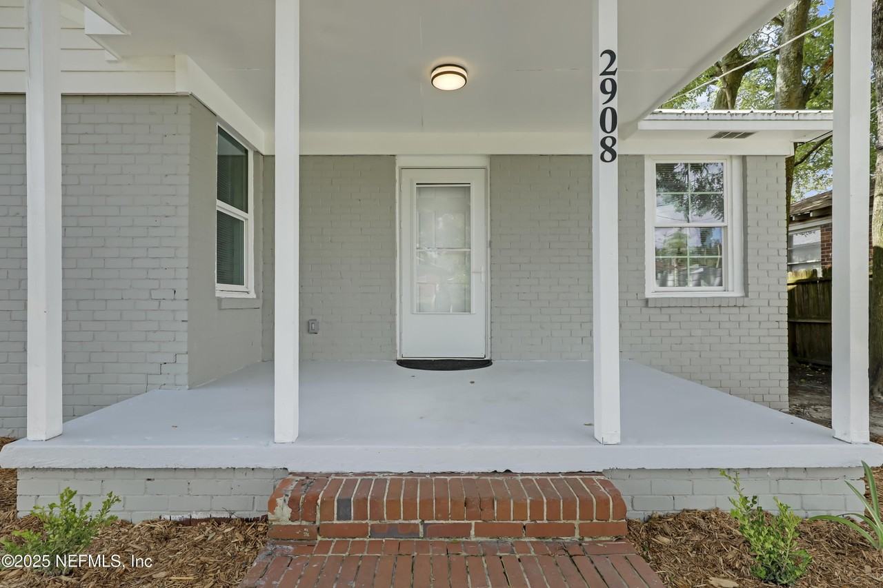 2908 Broadway Ave - Photo 7 of 34