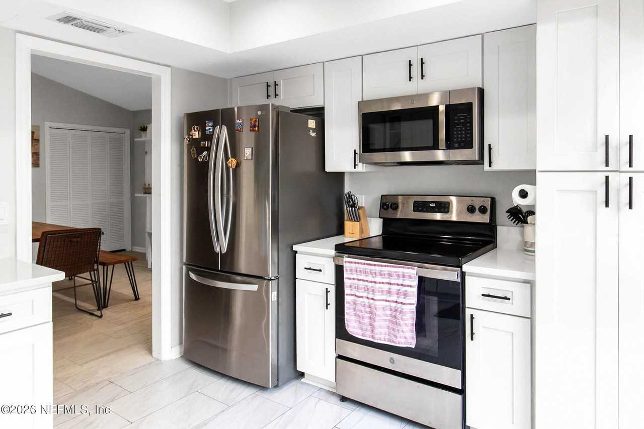 7814 Cypress Point Ct - Photo 7 of 39