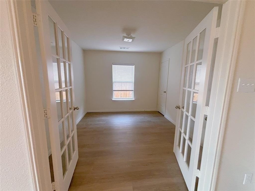 324 Lavaca Dr - Photo 5 of 25