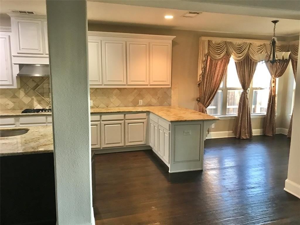 408 Paluxy Dr - Photo 7 of 37