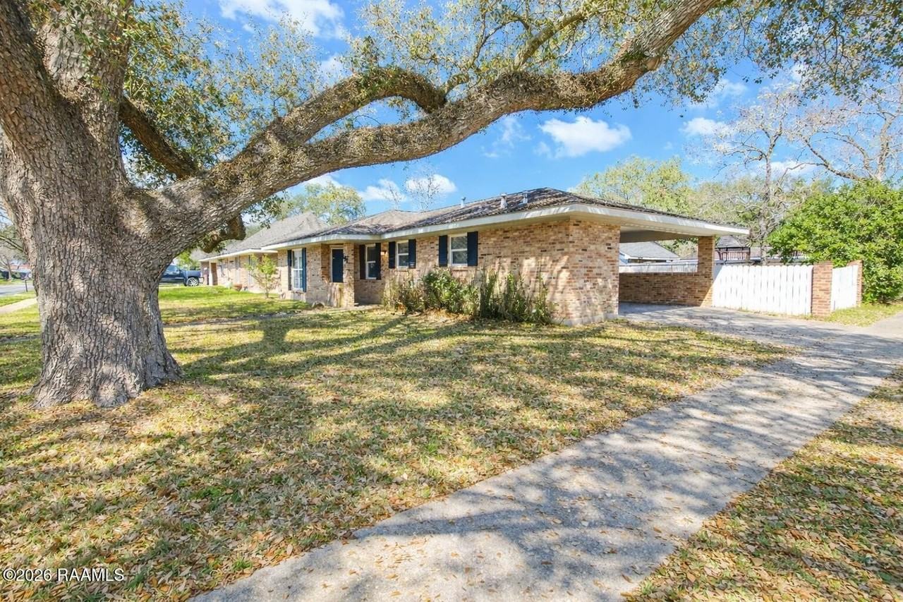 125 Elmwood Dr - Photo 2 of 12