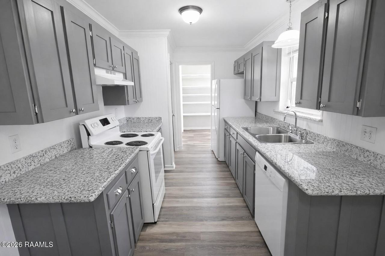 125 Elmwood Dr - Photo 4 of 12