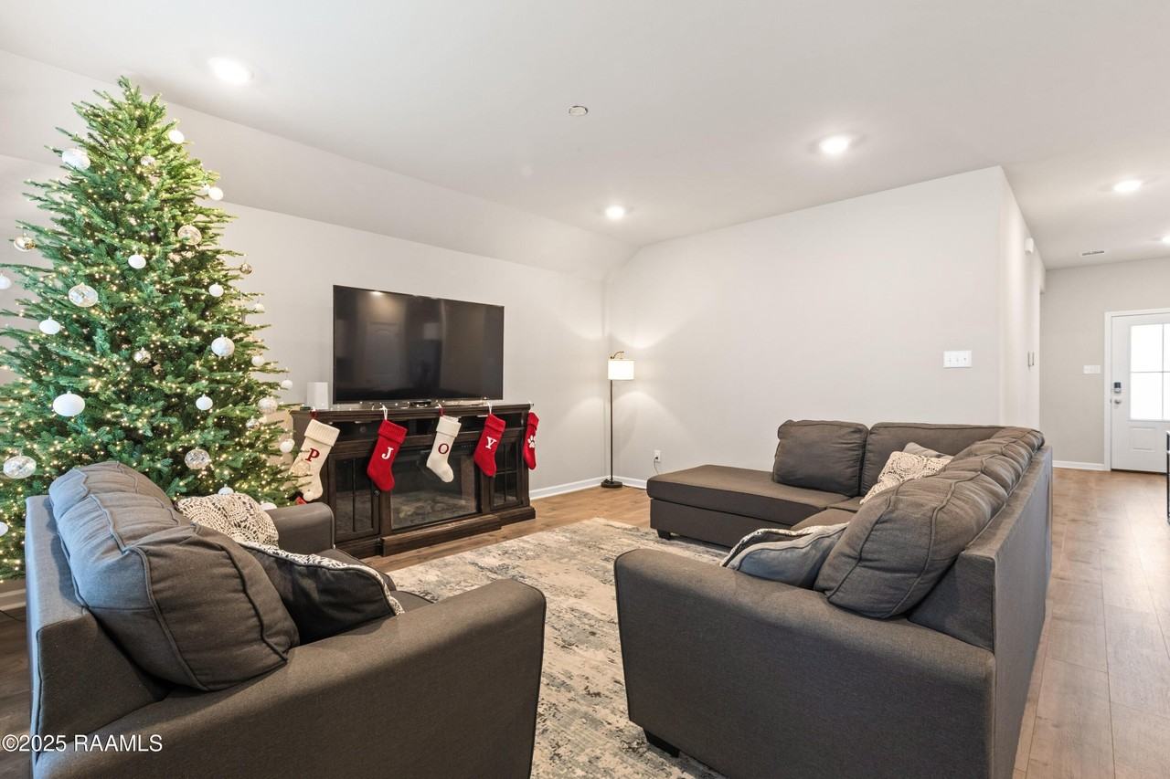 110 Still Lake Dr - Photo 5 of 27