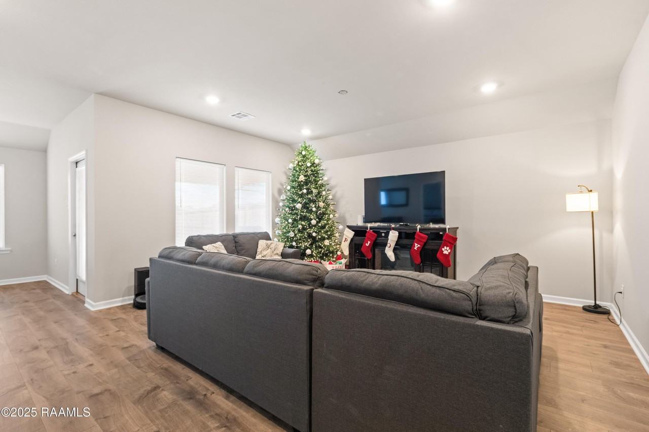 110 Still Lake Dr - Photo 6 of 27