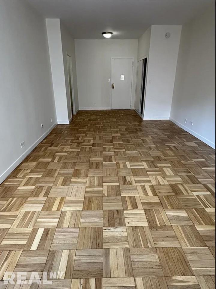 E 55th St #4R - Photo 2 of 9