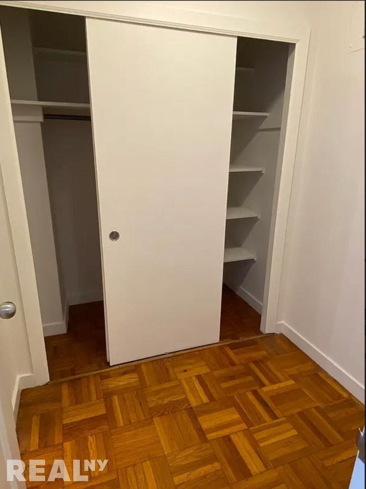 E 55th St #4R - Photo 3 of 9